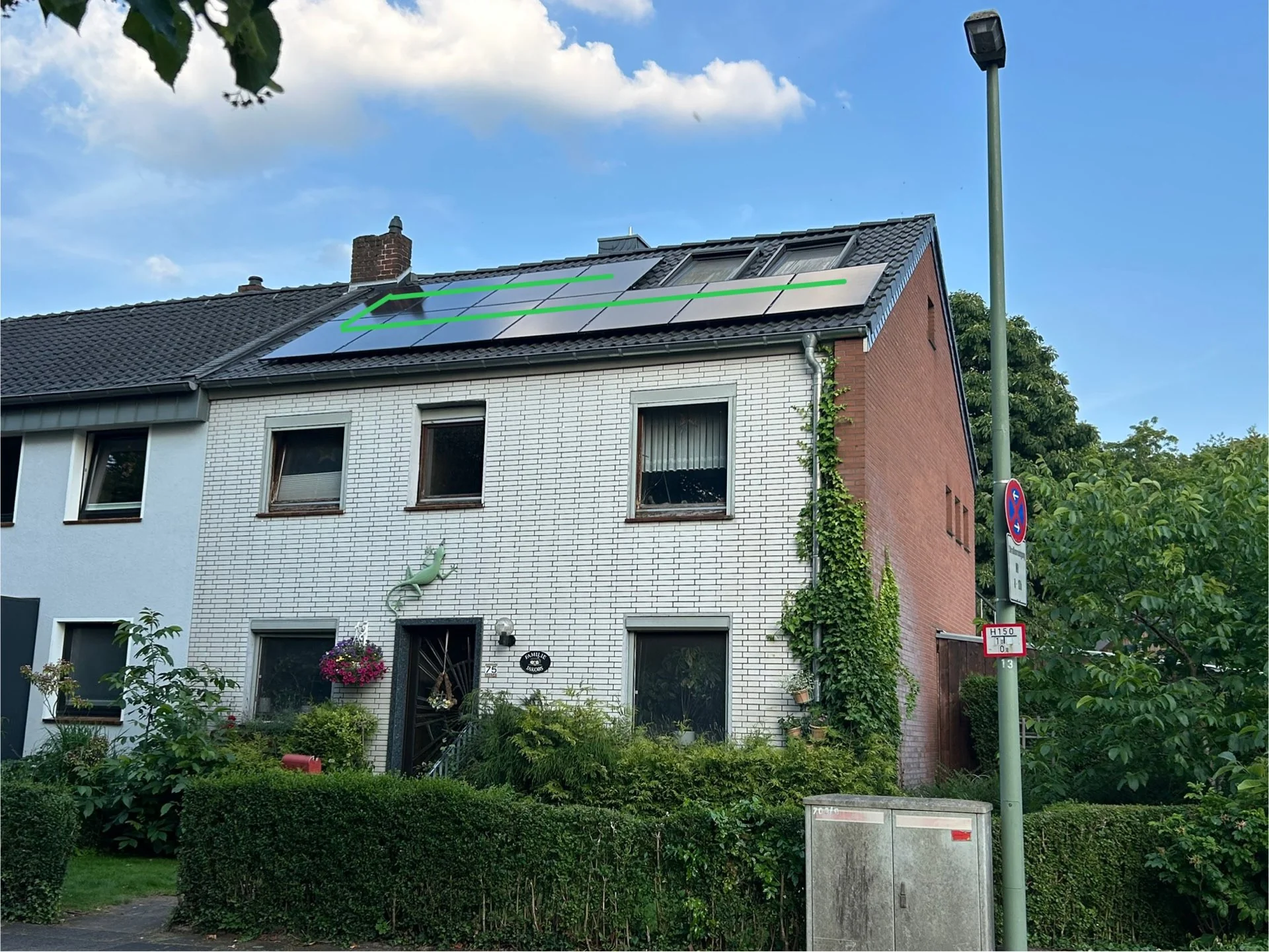 Photovoltaikanlage von Kosmobauer auf Wohnhaus, sonniger Tag
