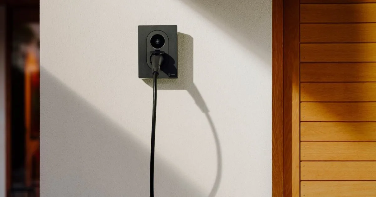 Zaptec Go 2 Wallbox an einer hellen Hauswand